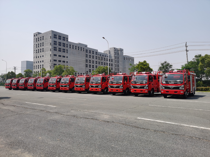 湖北新中綠批量發車5噸水罐消防車